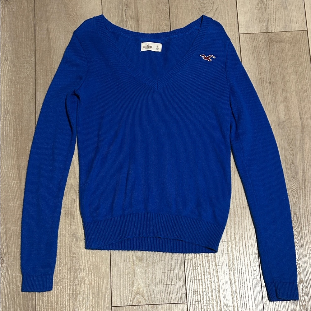 Hollister Women's Vibrant Blue V-Neck Sweater